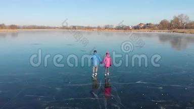 一对快乐的夫妇在一个可爱的阳光明媚的冬日在冰冻的湖面上户外滑冰。 滑冰可爱的情侣冬天来了